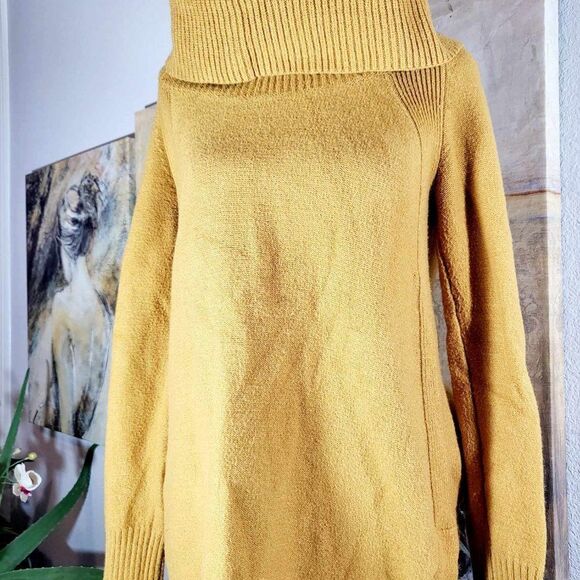 Used Anthropologie, Size Small Sweater  In good condition. - Picture 13 of 13